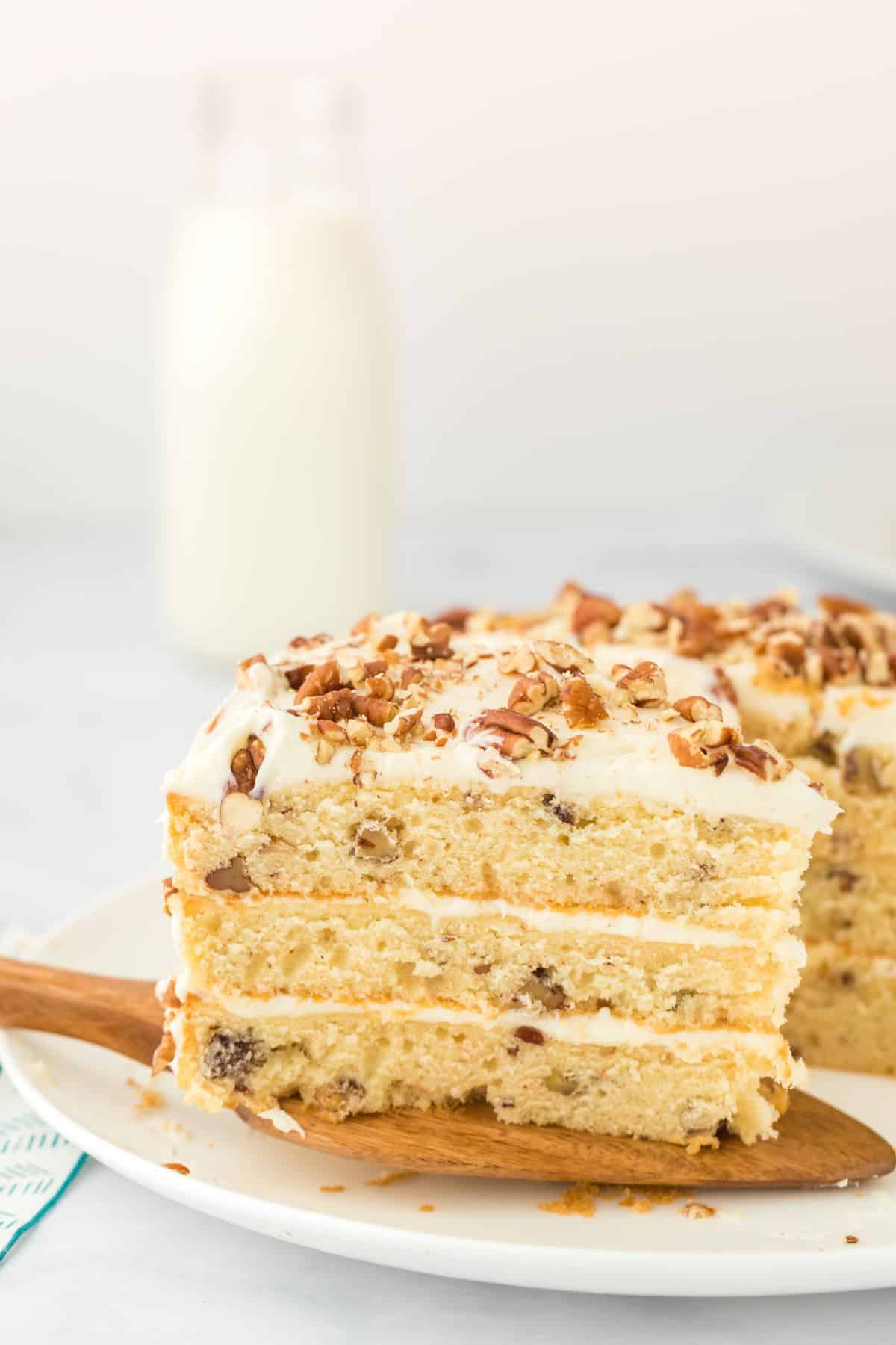 Decadent Southern Butter Pecan Cake: Toasted Pecans & Creamy Frosting